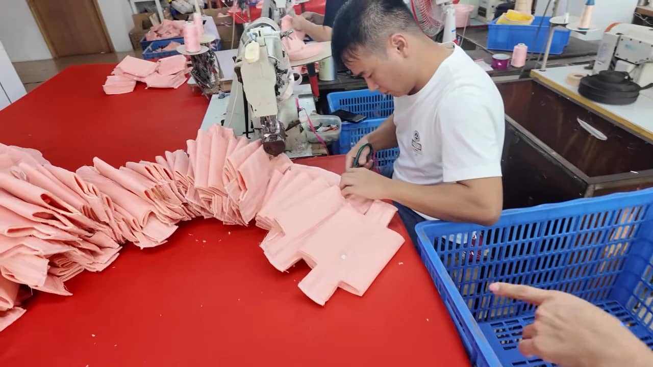 Couture des pochettes dans l’atelier