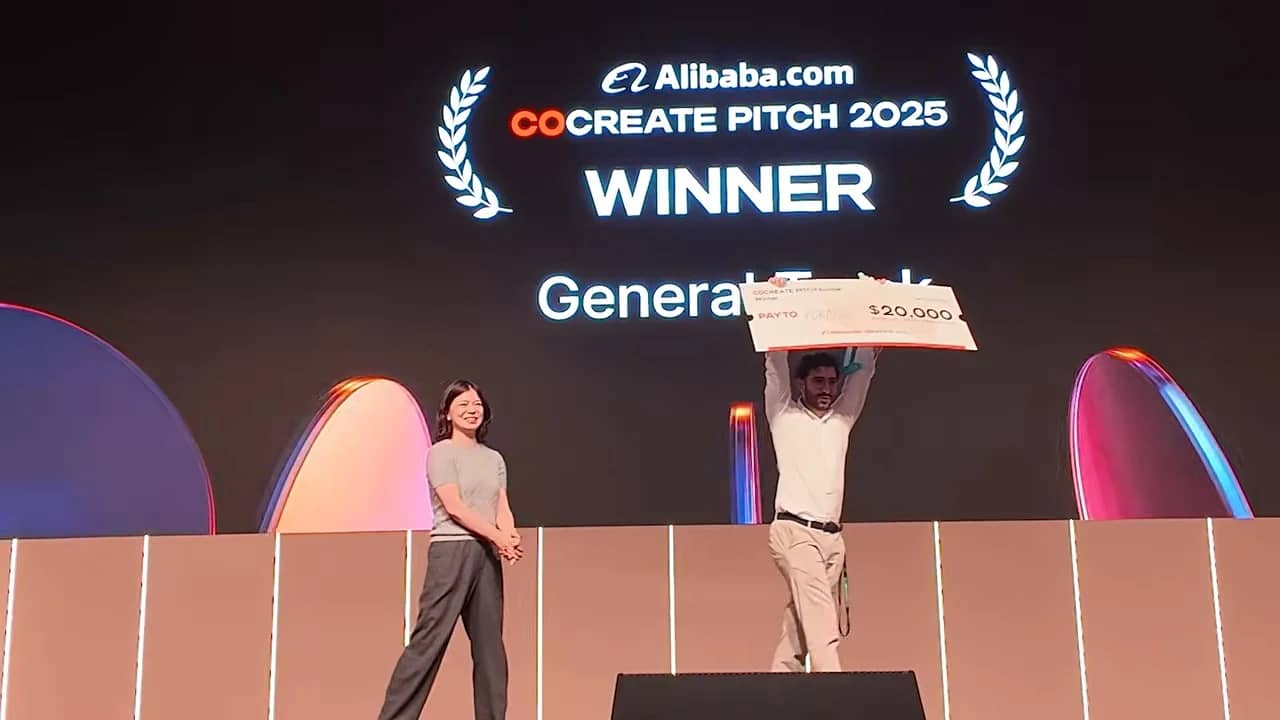 Karim Ali sur scène, présentant son prix au concours CoCreate 2025.