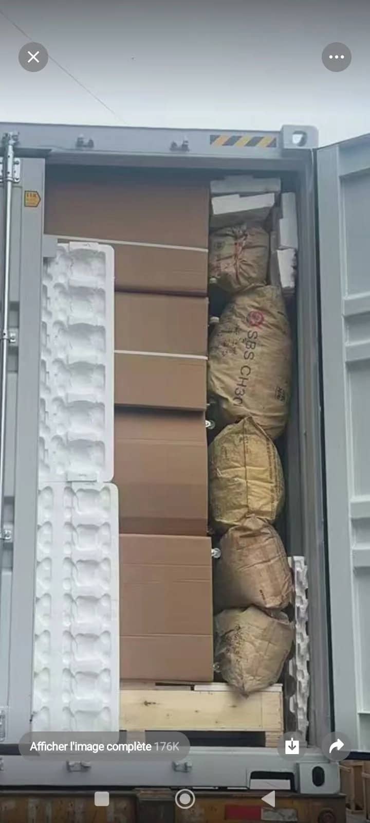 Conteneur chargé de marchandises emballées