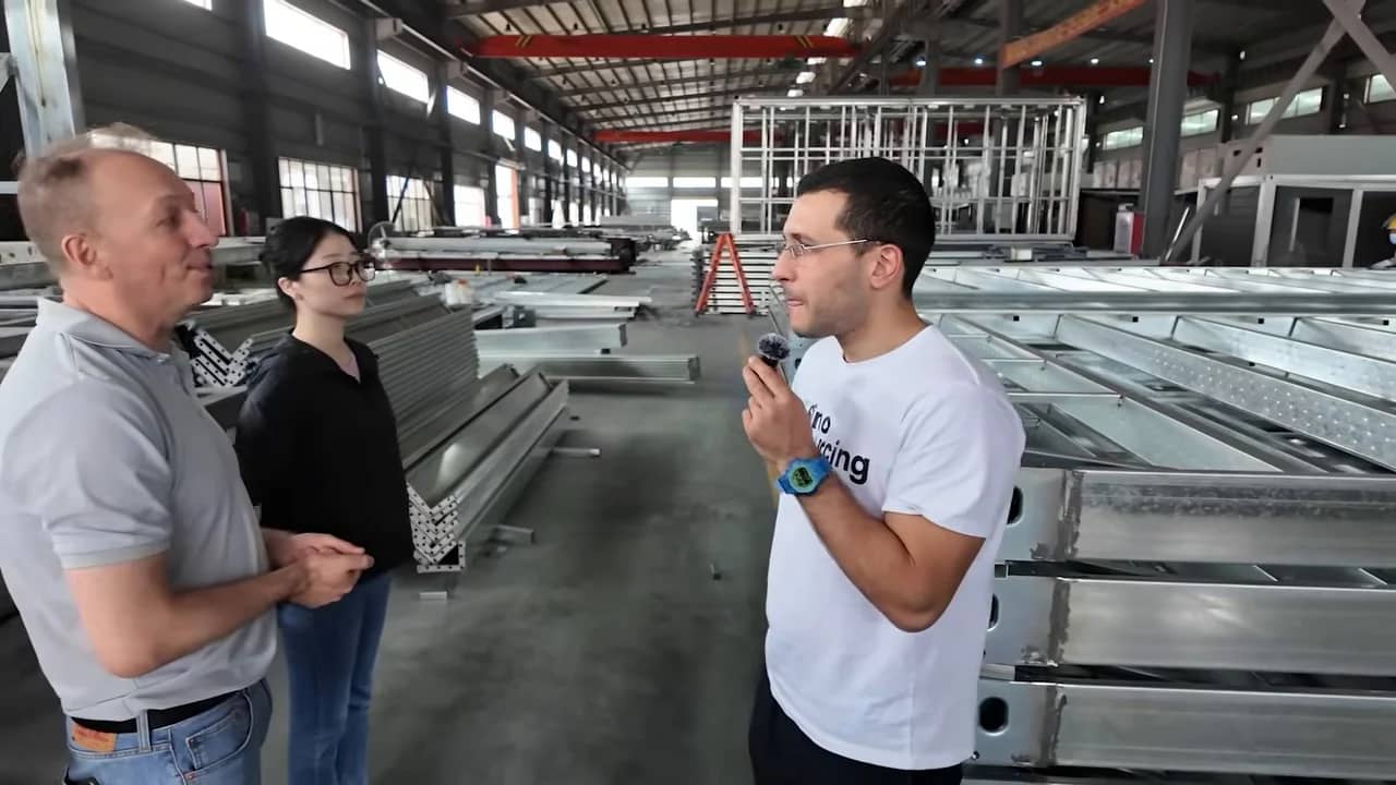 Discussion au milieu des structures en fabrication