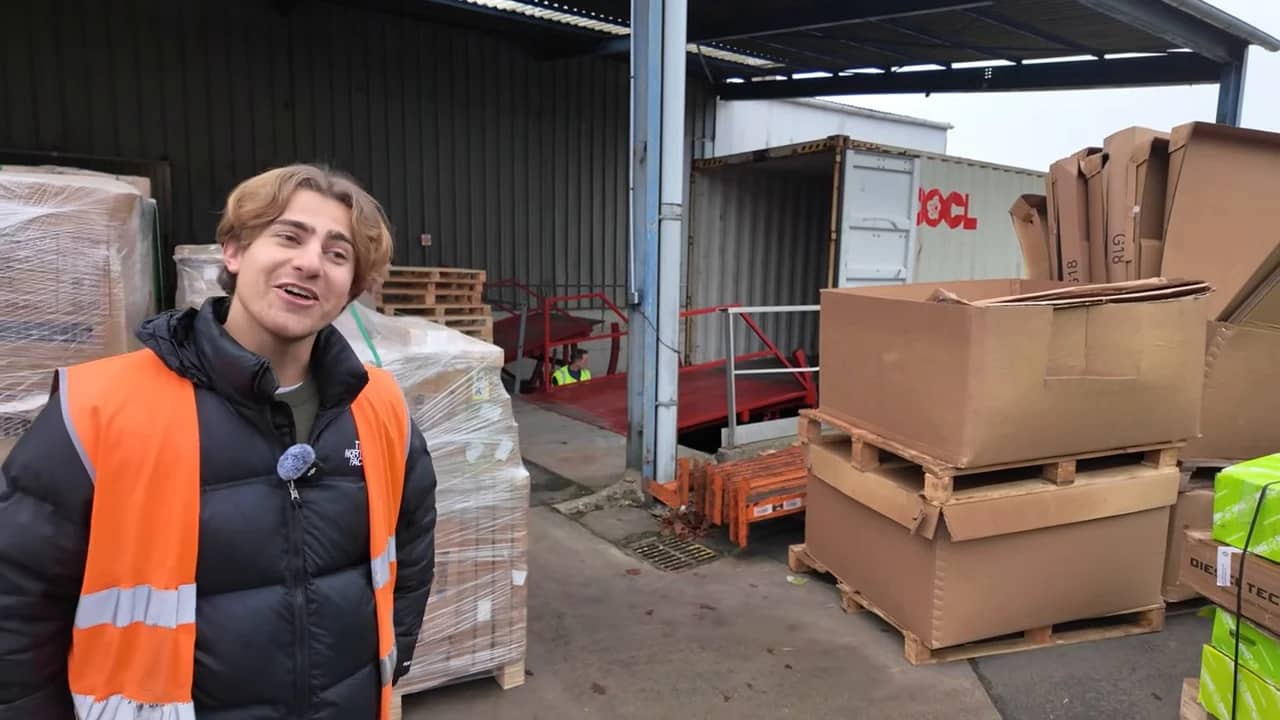 Sur le quai, à côté du mobilier reçu