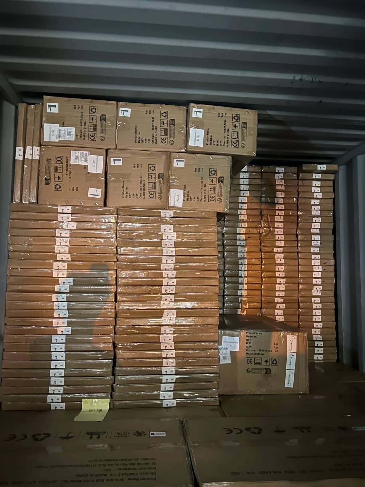 Cartons rangés dans le conteneur