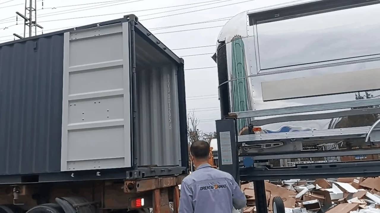 Manutention d’un food truck près du conteneur