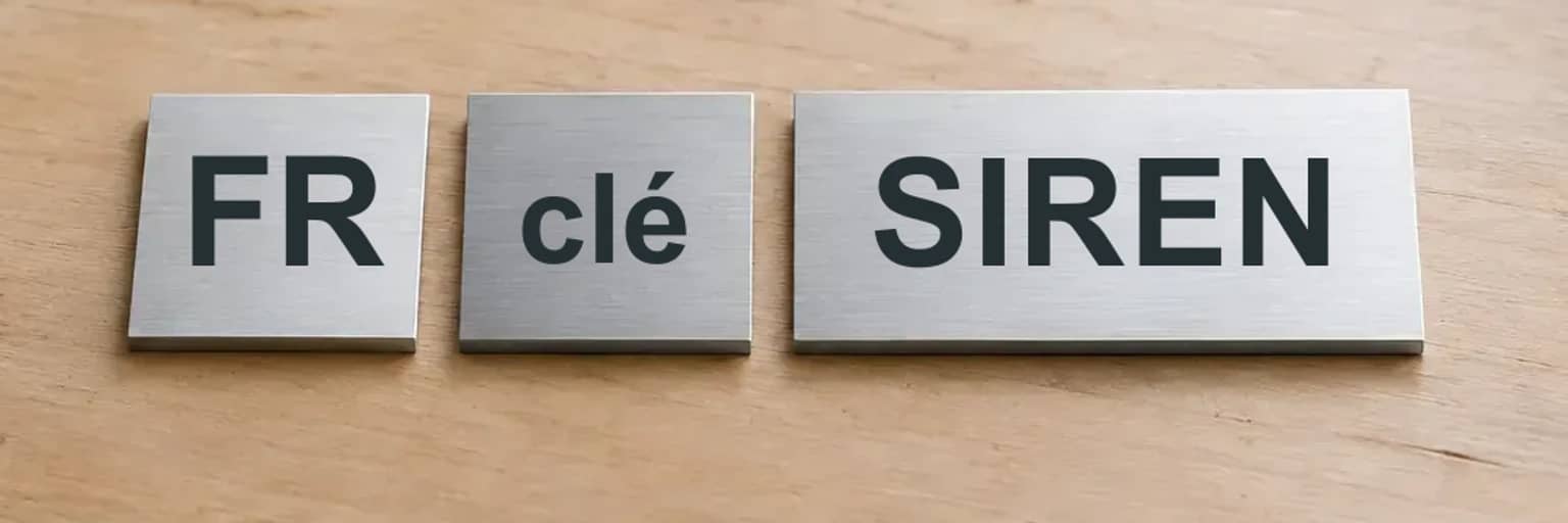 Trois pièces distinctes portent les libellés FR, clé et SIREN : les trois parties du numéro de TVA français.