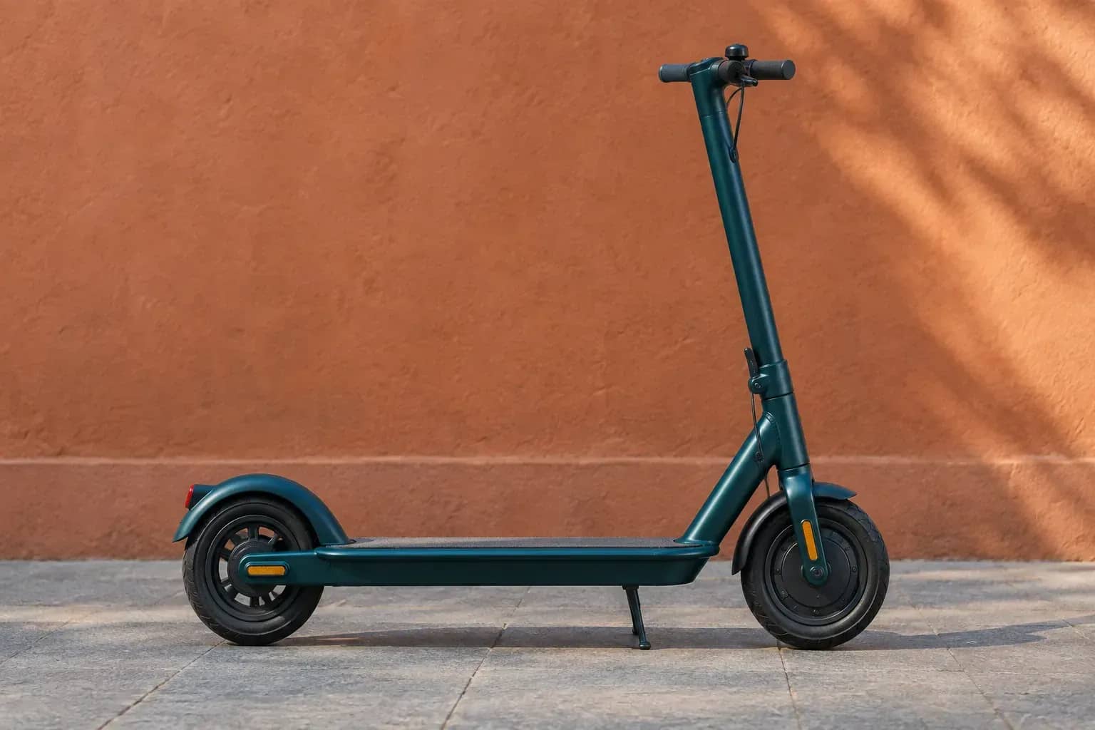 Trottinette électrique devant un mur en terre cuite. Illustration.