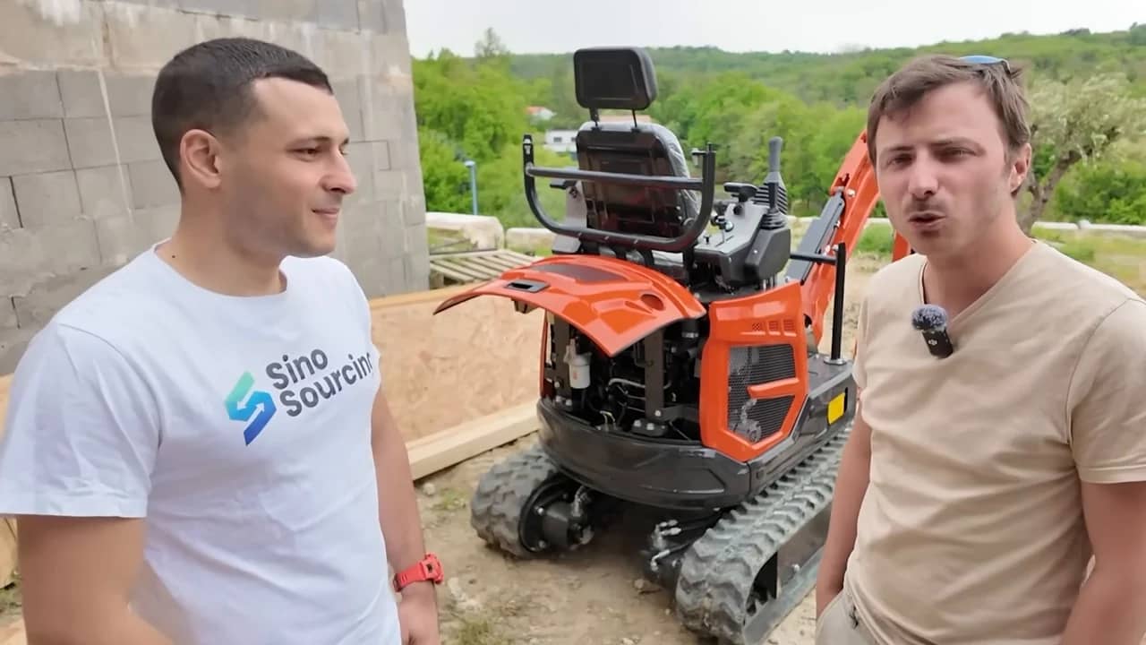 Avec le client, devant sa mini-pelle