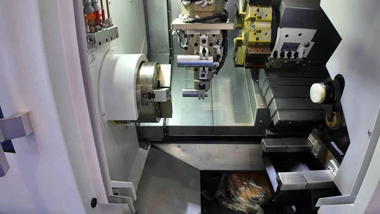 Machine-outil pendant la démonstration
