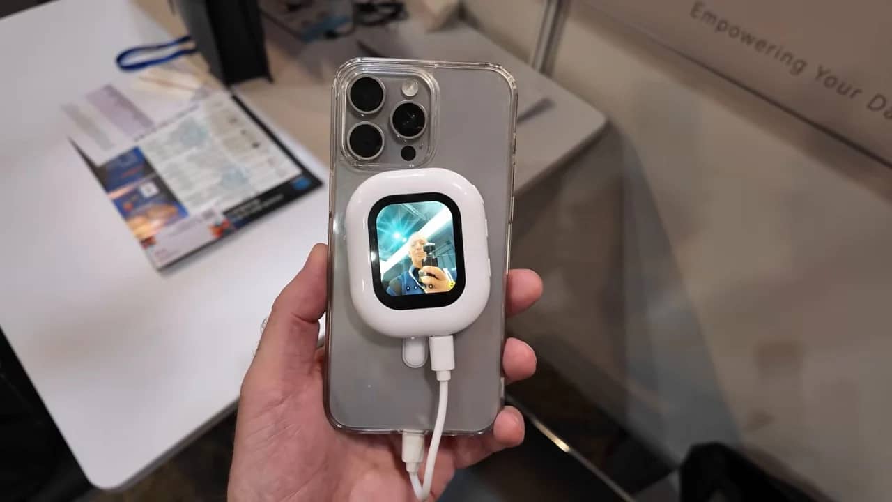 Démonstration d’un accessoire pour téléphone
