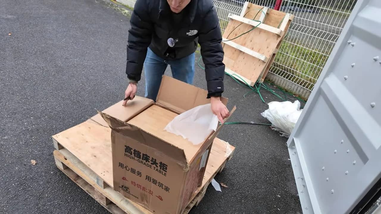 Ouverture d’une caisse en bois