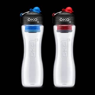 Deux gourdes filtrantes ÖKO, avec bouchons bleu et rouge