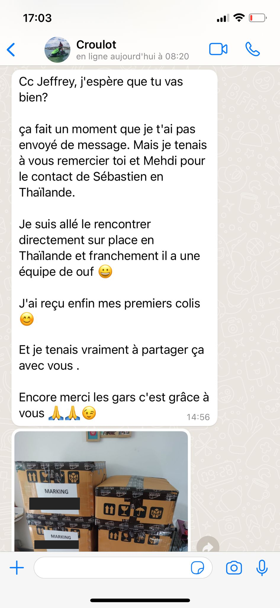 Message de remerciement pour une mise en relation en Thaïlande, accompagné d’une photo des premiers colis reçus. Noms sur les étiquettes masqués.