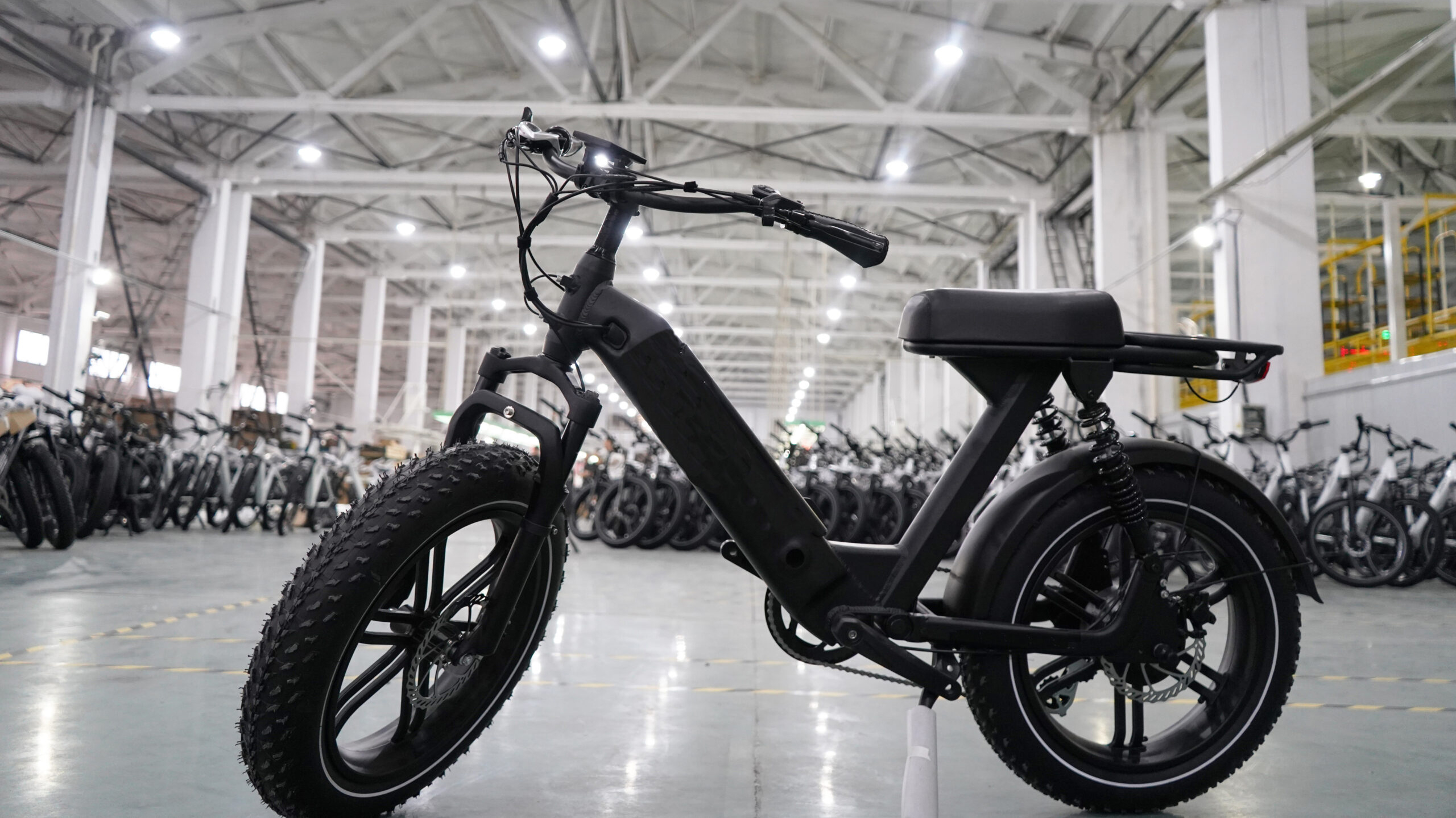 Un vélo électrique noir en provenance de Chine est garé dans un entrepôt.