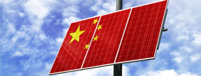Un panneau solaire arborant le drapeau chinois, fourni par un fournisseur de panneaux solaires pas cher.