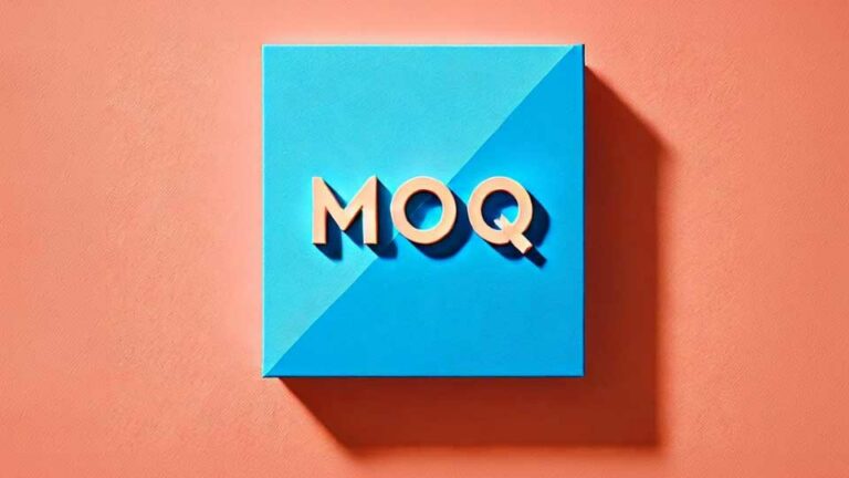 Plaque bleue carrée avec les lettres « MOQ » en beige, montée sur un mur rose corail projetant une ombre, offrant une définition visuelle saisissante de MOQ.